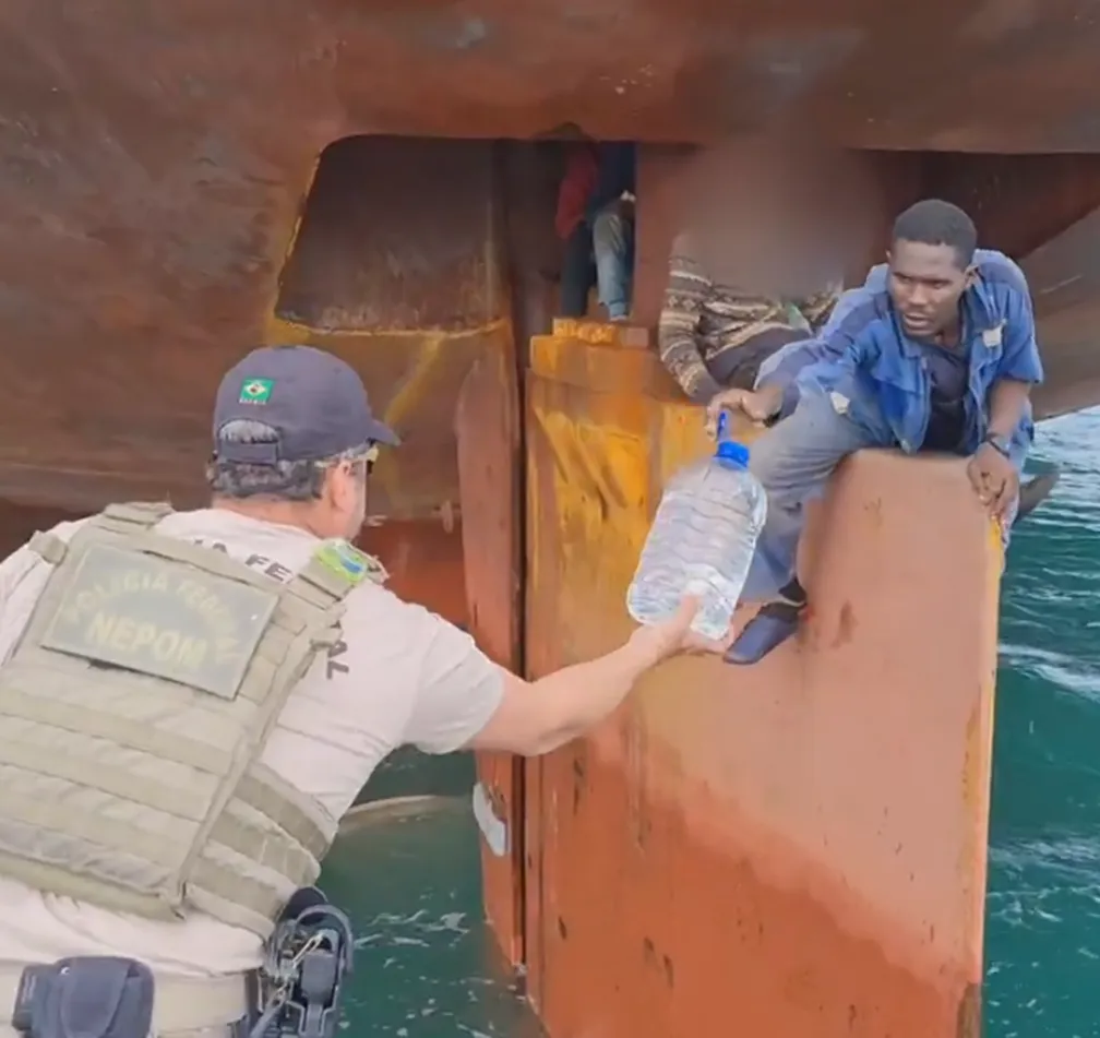 Uma Jovem Fica No Leme Do Navio E Olha Para A Bússola, Escapar Do